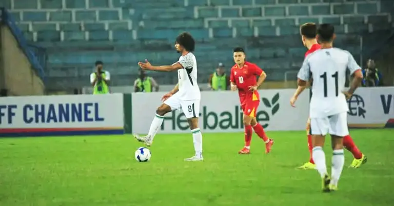 ম্যাচের একটি মুহূর্তে বল পায়ে হামজা চৌধুরী